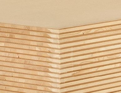 Nahaufnahme einer Tischlerplatte mit mehrschichtigem Holzaufbau, ideal für den Möbel- und Innenausbau.