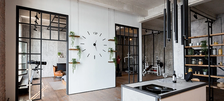 Türen im Loft-Stil mit schwarzen Metallrahmenelementen verbinden Küche und Wohnbereich.