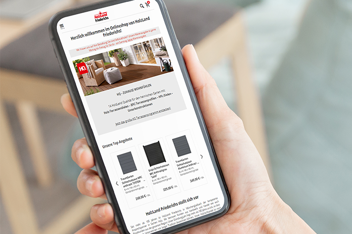Der HolzLand Friederichs Onlineshop auf einem Smartphone angezeigt.