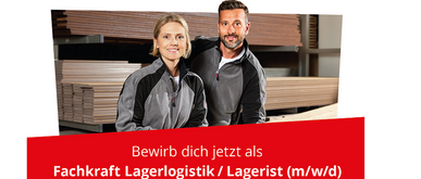 Lager mit Holz im Kragarmregal, ein Lagermitarbeiter und eine Lagermitarbeiterin