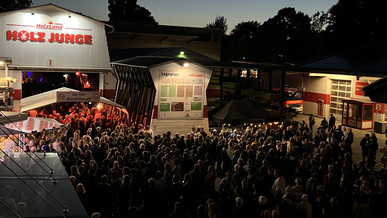 Holz Junge feiert den Blues