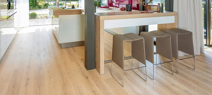 Die Küche ist mit hellem Holzlaminat ausgelegt. Eine Koch- und Essinsel mit drei Hockern lädt zum Verweilen ein.