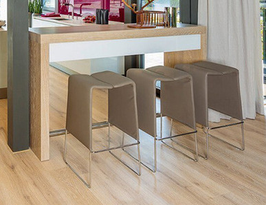 Die Küche ist mit hellem Holzlaminat ausgelegt. Eine Koch- und Essinsel mit drei Hockern lädt zum Verweilen ein.